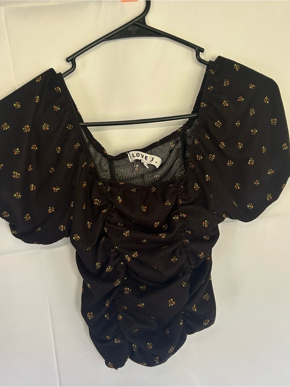 Lovely J Black ditzy floral ruched crop top with puff sleeves size medium